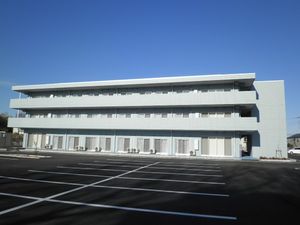 三階建ての建物外観  