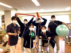 機能訓練室で集合するスタッフ  