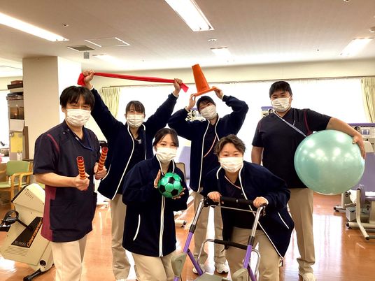 機能訓練室で集合するスタッフ  