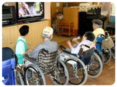テレビ鑑賞中の方々