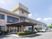 大きな建物のエントランス