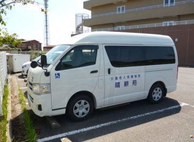 送迎用の白いバン