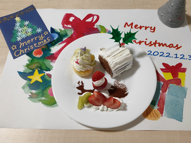 クリスマスケーキのプレート ダイニングルーム クリスマスを祝うための特別なデザートプレートがテーブル上に用意されています。お祝いムード満載の空間です。
