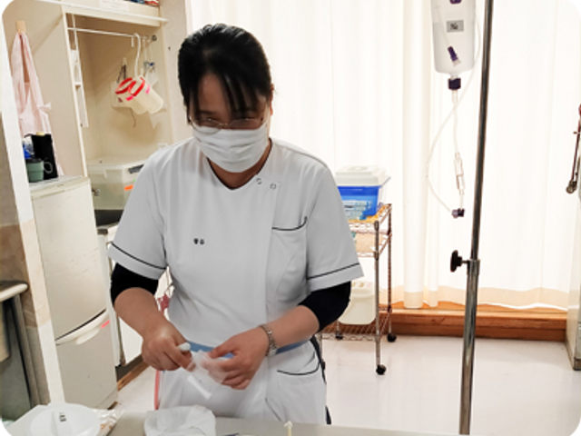 スタッフが作業中の様子 スタッフイメージ 清潔な環境でスタッフが業務に努めています。介護の現場での細やかな作業が見られます。