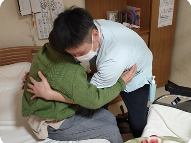 スタッフが寄り添う居室 居室 居心地の良い居室で、スタッフがやさしくサポートしています。温かみのある空間です。