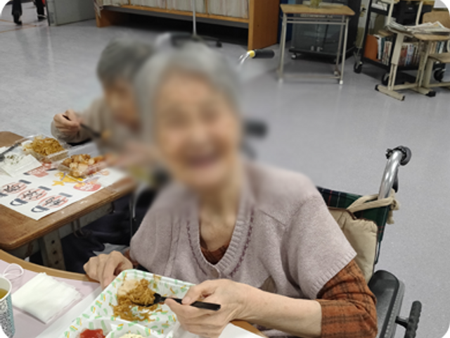 食事を楽しむ姿 ダイニングルーム 日常の食事の時間を楽しむ様子が見受けられます。和やかな雰囲気の中で食事ができます。