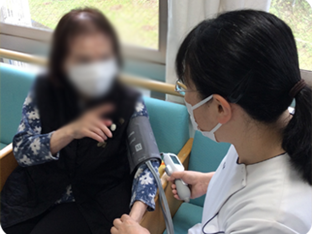 健康チェックの様子 スタッフイメージ 親しみやすい雰囲気の中で利用者の健康チェックを行っております。