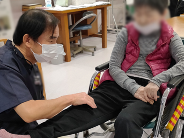スタッフによるサポートの様子 機能訓練室 スタッフが利用者に寄り添い、日々のサポートを大切にしています。安心して働ける環境です。