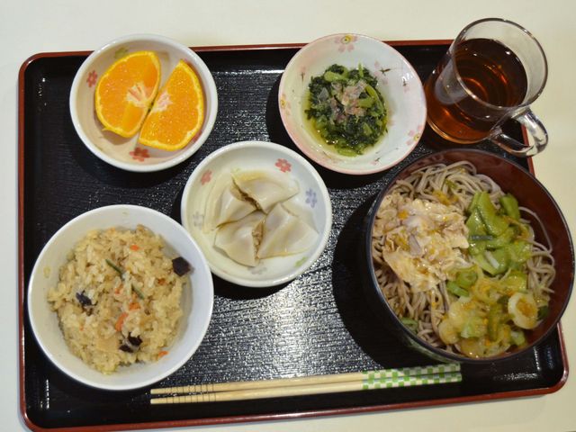 バランスのよい料理 料理 彩り豊かな食事が提供されます。健康的なメニューで、日々の栄養をしっかりとサポートします。