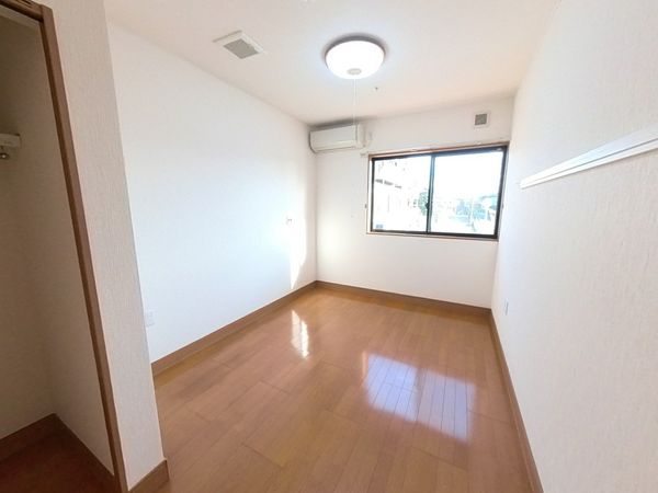 窓から自然光が降り注ぐ居室