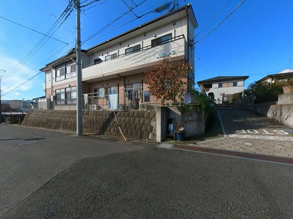 青空の広がる外観