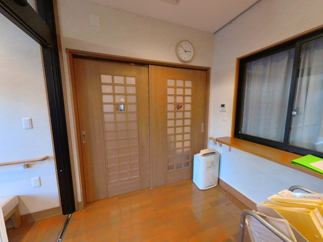 温かみのある出入口 廊下 温かみのある落ち着いたデザインの出入口です。広々とした造りが、移動のしやすさを実現しています。