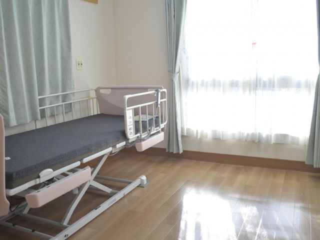 広々とした居室 居室 明るい窓から自然光が差し込む、快適なベッドスペースです。休憩にぴったりの環境です。