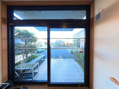 庭が見えるエントランス