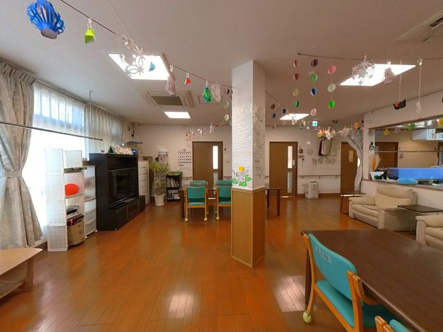 自然光が入る空間 リビング 広々としたリビングは、明るい自然光が降り注ぎます。椅子に座りながらリラックスできます。