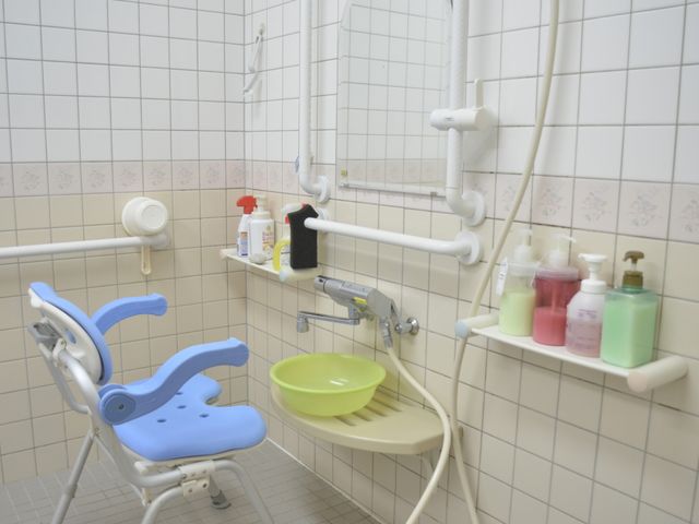 設備が整った浴室 浴室 明るく清潔な浴室には、使いやすいシャワーチェアが備えられています。安全性に配慮されています。