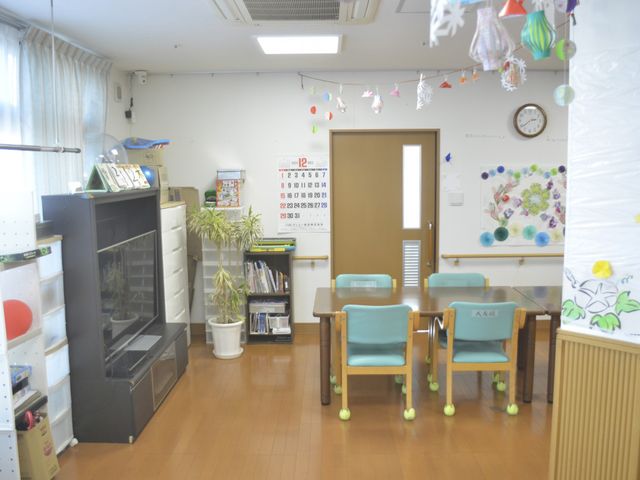 ゆったりとしたラウンジ ラウンジ   自然光があふれる広々とした空間で、利用者同士の交流やリラックスが楽しめます。