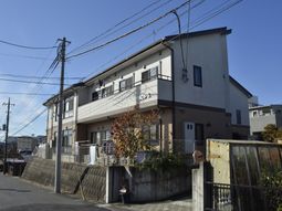住宅街にある建物の外観