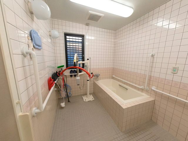 清潔な浴室設備 浴室 明るい照明と安全な手すりが備えられている空間です。入居者の快適な利用を考慮した設計です。