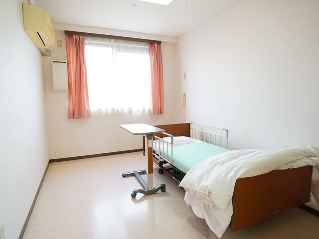 清潔な個室の居室 居室 暖かな日差しが差し込む広々とした居室です。周りを気にせず安心できる空間が確保されています。