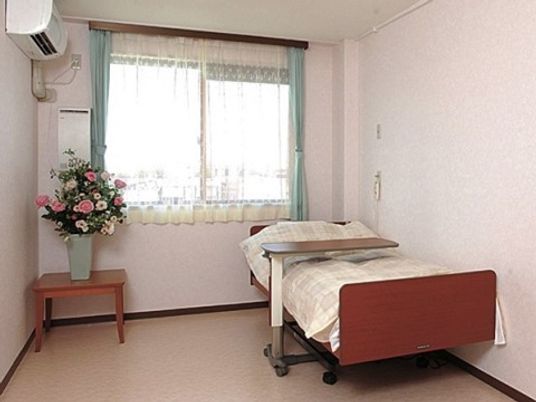 明るい個室の居室