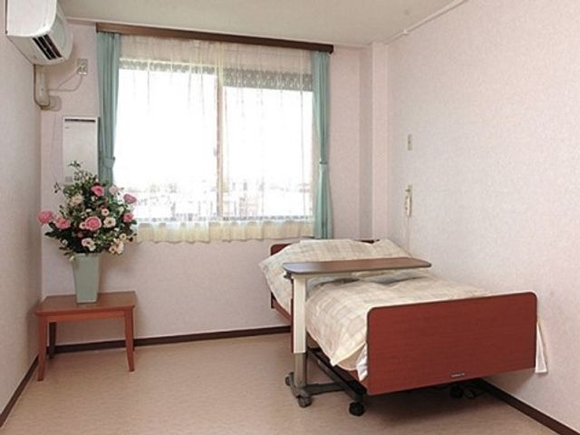 明るい個室の居室 居室 ゆったりとした造りの個室で、窓から自然光が差し込んでおり清潔感があります。日々の快適な生活を支える空間として、皆様のお越しをお待ちしております。