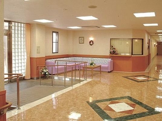 広々とした明るい廊下