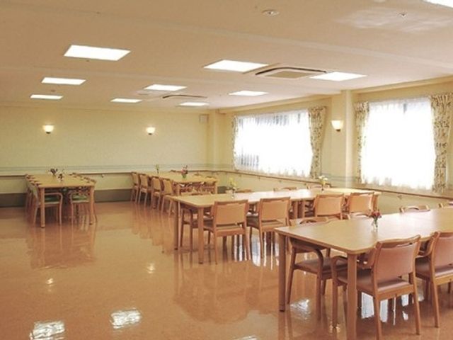 明るく広々とした食堂 食堂 広々とした空間に配置されたテーブルセットが、温かみのある食事の時間を約束しています。窓からの自然光が入り、リラックスできる雰囲気を演出しております。