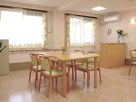 明るい食堂のテーブルと椅子