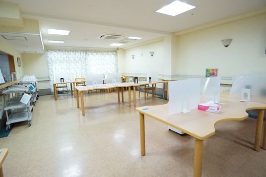 明るい食堂の様子