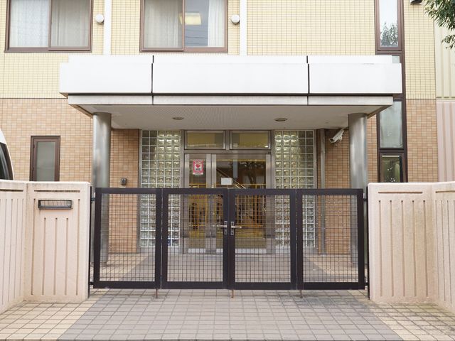 閑静なエントランス風景 玄関 落ち着いた色調の出入り口で、暖かみのある迎え入れが感じられます。