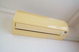 黄色い壁掛けエアコン