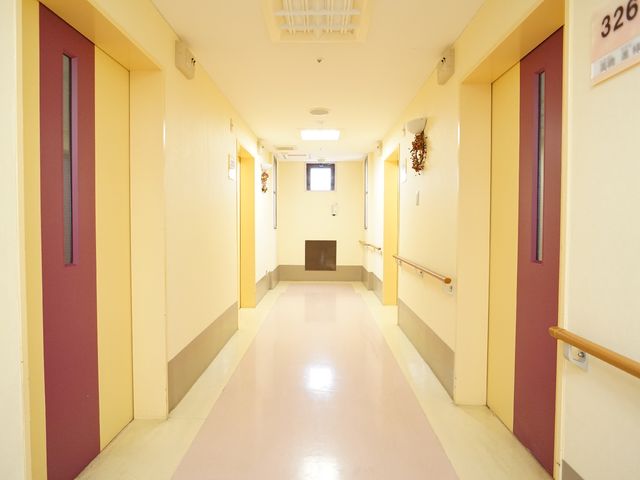 清潔な廊下の風景 廊下 手すりが設置された明るい廊下は、安全かつ快適な移動空間を提供します。