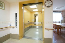 エレベーターの扉や廊下