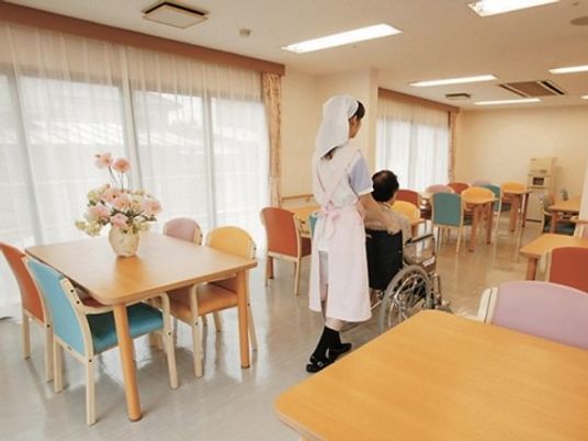 明るい食堂と看護師