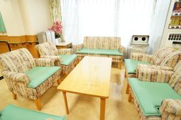 リラックスできる明るいラウンジ