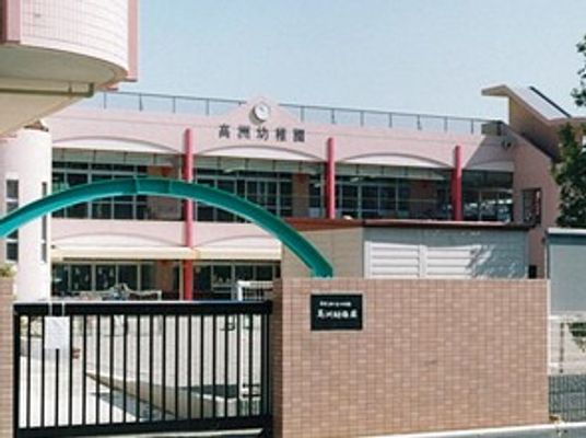 施設外観の正面玄関  