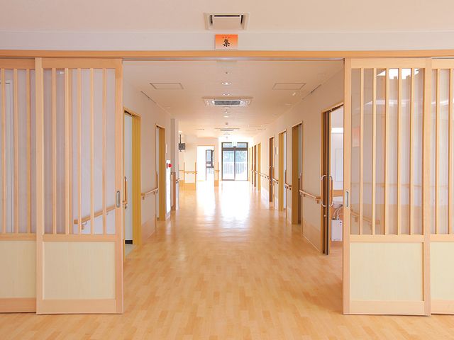 明るい廊下 廊下 長く続く明るい廊下は、両側に手すりを備えており、安全に移動ができます。