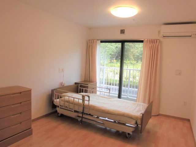 自然光の差し込む居室 居室 大きな窓から自然光が差し込み、快適に過ごせる空間です。設備も充実しています。