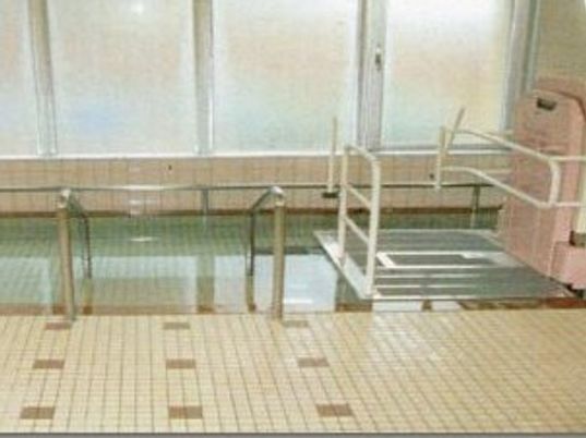 浴槽に入るときは手すり付きの階段があるので、転倒に注意しながら安全に利用できる。介護度が高い方も入浴できる設備も整っている。