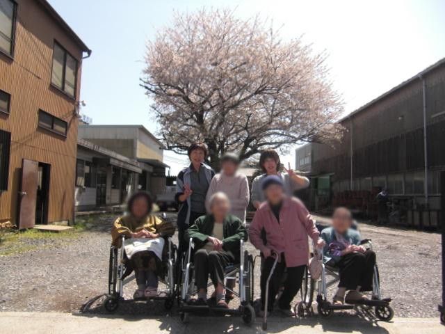 庭 中庭 和やかな雰囲気の中で利用者様がリラックスできる開放的なガーデンスペースです。