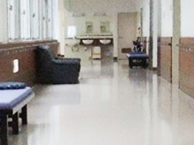 長い廊下 廊下 自然光が差し込む、広々とした廊下です。手すりが設置されており、移動も安心です。