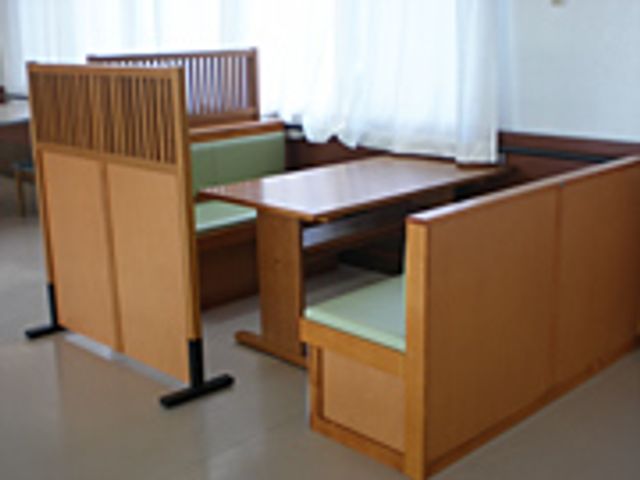 自然光が入るダイニングルーム ダイニングルーム 自然光がたっぷり注ぎ込むダイニングスペースです。落ち着いた雰囲気で、食事を楽しめます。