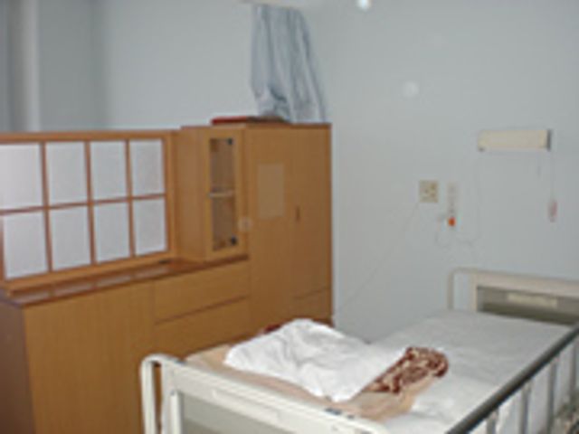 シンプルな居室 居室 窓から自然光が入る、シンプルで落ち着いた雰囲気の個室です。利用者が快適に過ごせます。