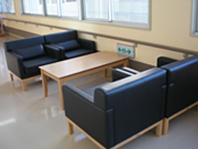ゆったりとした休憩室 休憩室 窓からの自然光が差し込みます。座り心地の良いソファで、リラックスした時間を過ごせます。