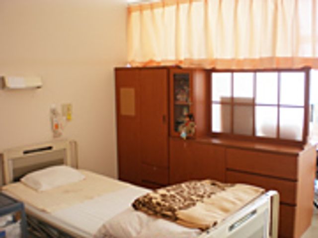 落ち着いた居室 居室 ベッドが配置された落ち着いた個室で、自然光が差し込むリラックスできる空間です。