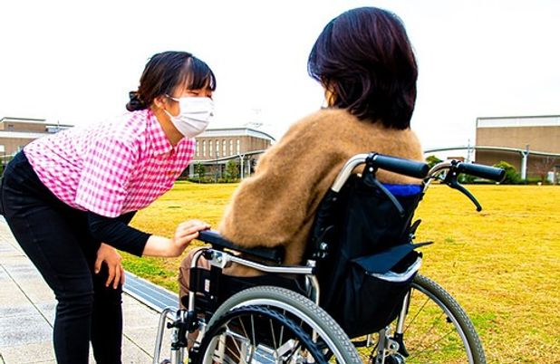 会話中のスタッフと利用者