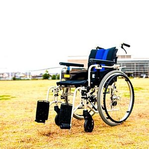 芝生の上の車椅子