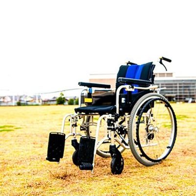 芝生の上の車椅子