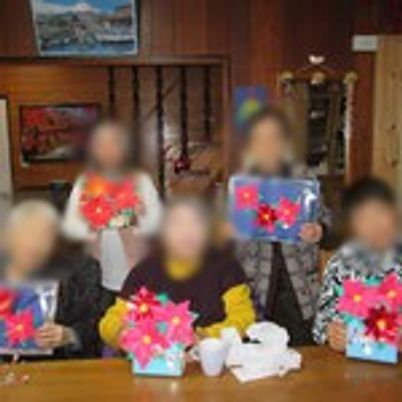 花を持つ人々の集まり